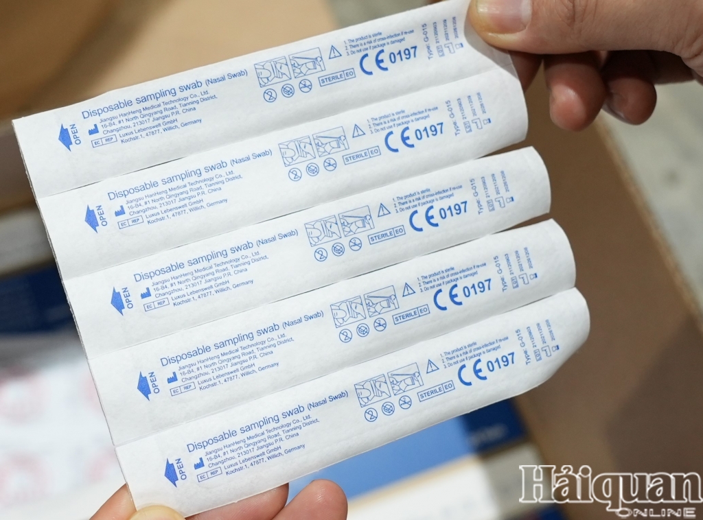 Hình ảnh vụ bắt giữ 65.000 kit test Covid-19 tại sân bay Nội Bài