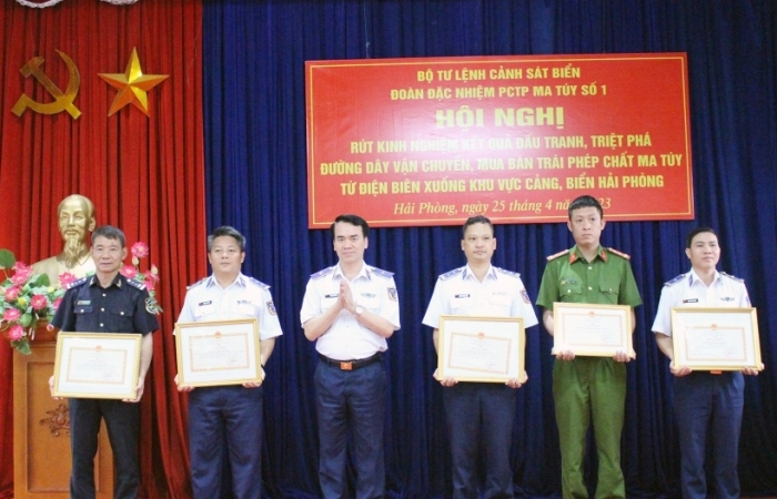 Khen thưởng thành tích bắt 9 bánh heroin tại Hải Phòng