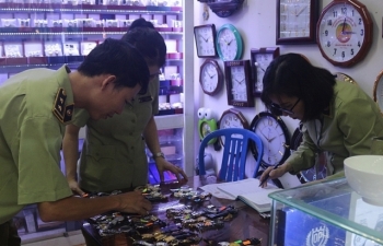 Tạm giữ gần 1.300 đồng hồ nghi giả nhãn hiệu ROLEX, PATEK PHILIPPE…