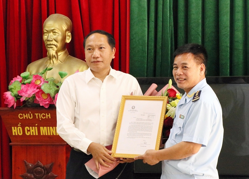 trao thu khen cua pho thu tuong cho thanh tich bat giu hon 3 trieu bao thuoc la