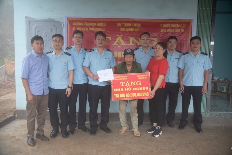 Hải quan Bát Xát tặng nhà tình nghĩa cho hộ nghèo