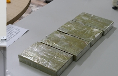 Bắt quả tang 4 đối tượng mua bán 4 bánh heroin