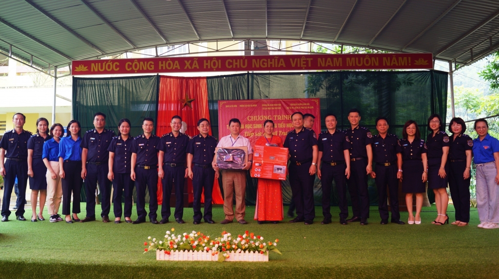 Thanh niên, Công đoàn viên hải quan tặng 115 phần quà cho học sinh ở Cao Bằng