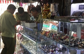 457 đồng hồ có dấu hiệu giả mạo thương hiệu nổi tiếng của Thụy Sỹ
