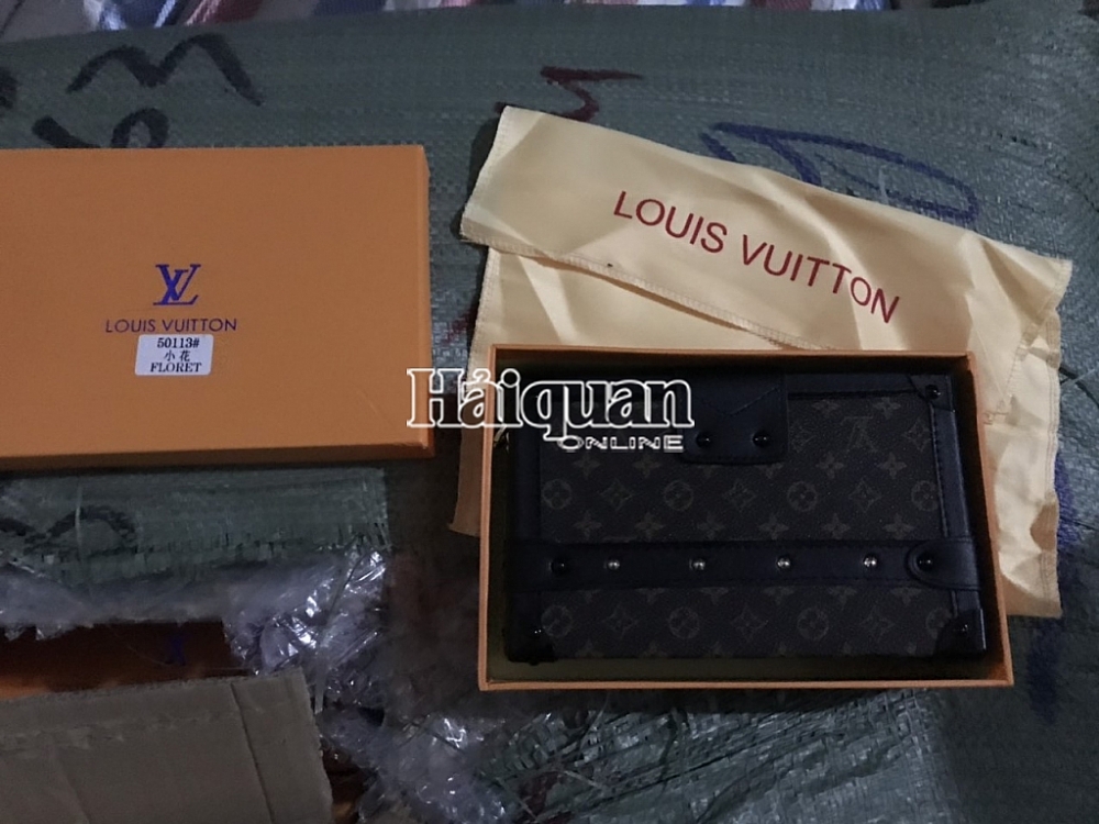 Cận cảnh 11.000 sản phẩm nghi giả mạo thương hiệu Louis Vuiton, Hermes