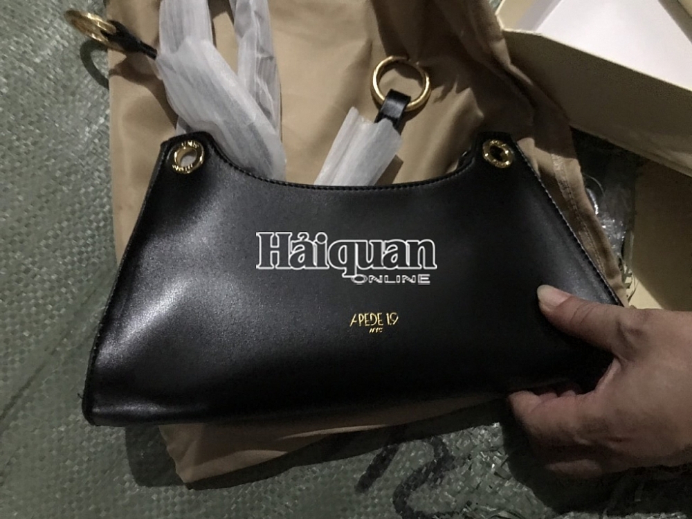 Cận cảnh 11.000 sản phẩm nghi giả mạo thương hiệu Louis Vuiton, Hermes