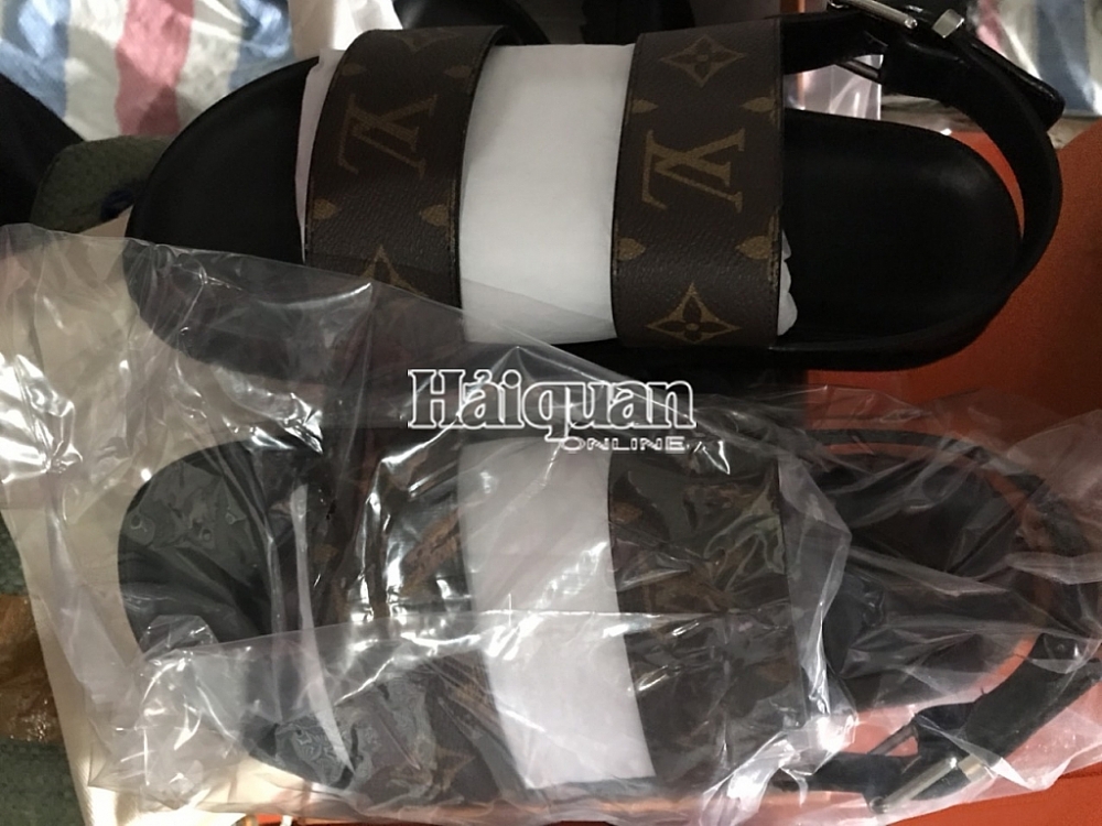 Cận cảnh 11.000 sản phẩm nghi giả mạo thương hiệu Louis Vuiton, Hermes