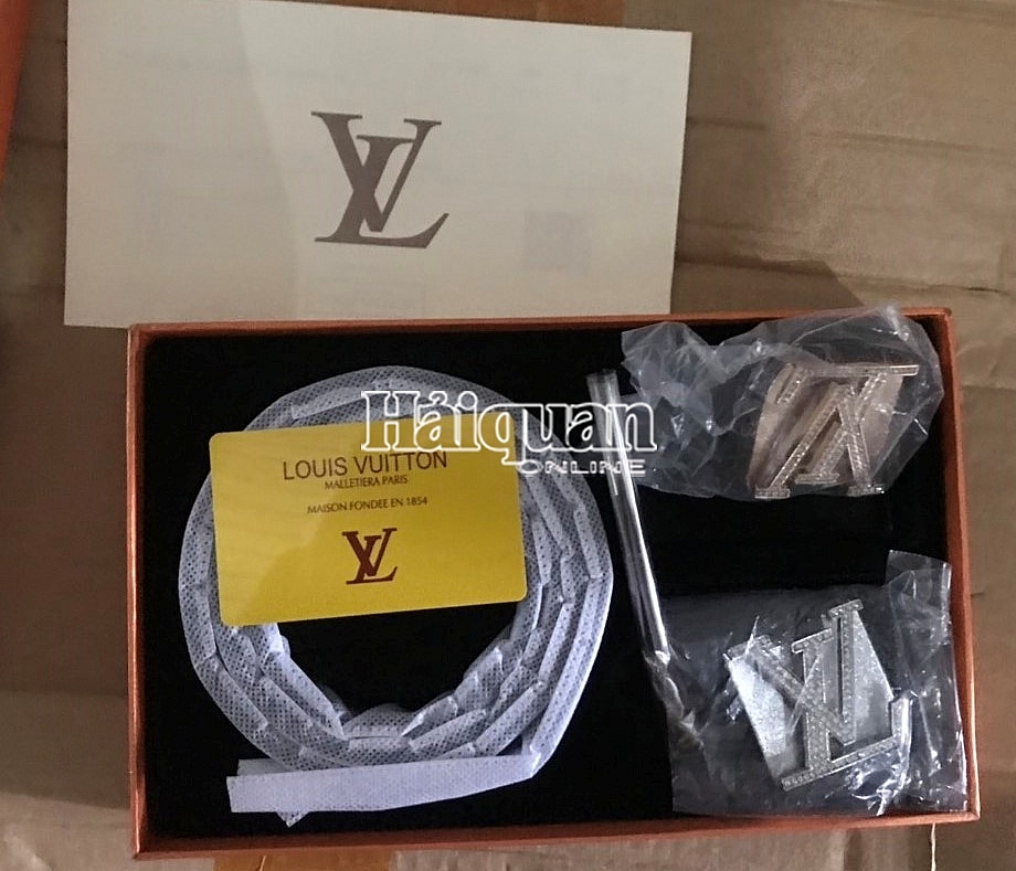 Cận cảnh 11.000 sản phẩm nghi giả mạo thương hiệu Louis Vuiton, Hermes