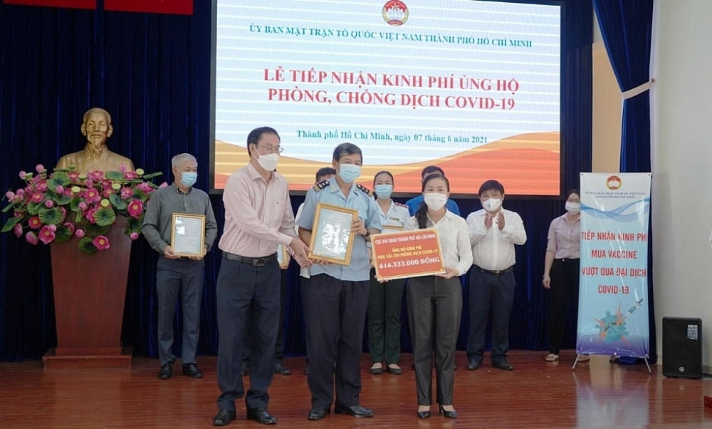 Đại diện Cục Hải quan TPHCM trao số tiền ủng hộ mua vắc xin.