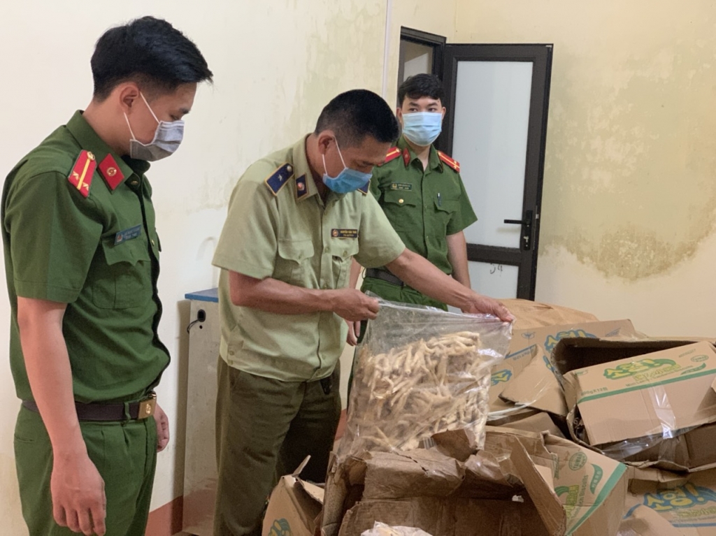 Tiêu hủy hơn 1 tấn chân gà không rõ nguồn gốc