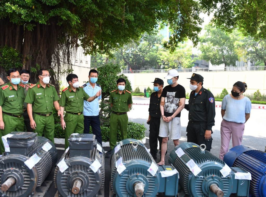 Hình ảnh ngụy trang hàng tạ ma túy giấu trong dạ dày lợn và mô tơ điện
