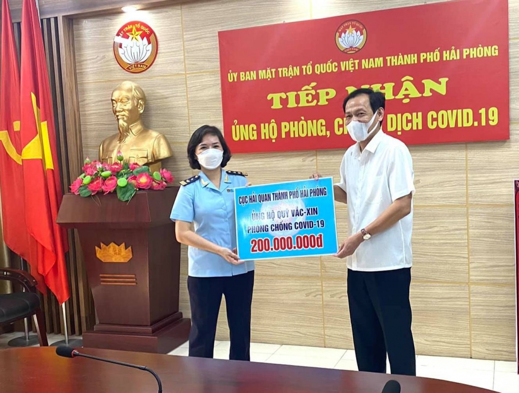 Hải quan Hải Phòng đóng góp 400 triệu đồng cho phòng, chống dịch Covid-19