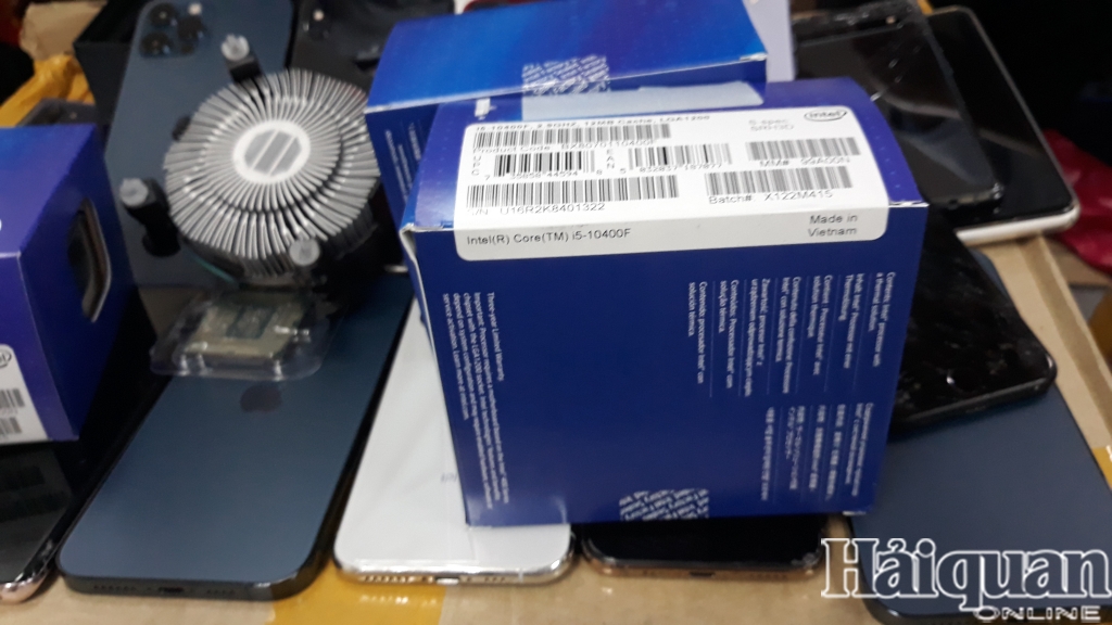 Thu hơn 100 điện thoại Samsung, iPhone trên chuyến bay từ Hàn Quốc về Nội Bài
