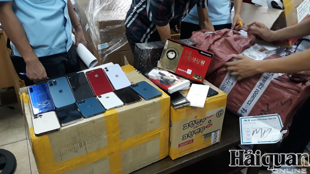 Thu hơn 100 điện thoại Samsung, iPhone trên chuyến bay từ Hàn Quốc về Nội Bài