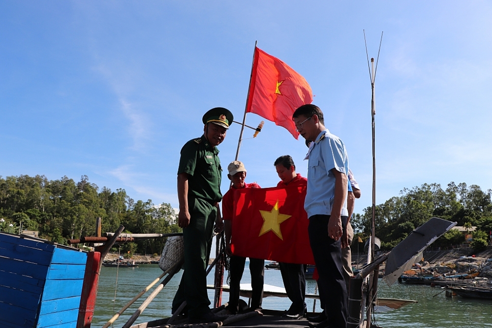 Hải đội 2 tham gia chương trình “Đồng hành cùng ngư dân”