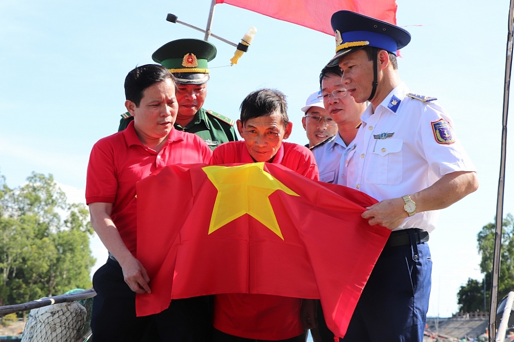 Hải đội 2 tham gia chương trình “Đồng hành cùng ngư dân”