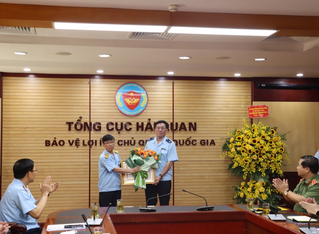 Tặng Huân chương Chiến công cho một số cá nhân và Đội 5 thuộc Cục Điều tra chống buôn lậu