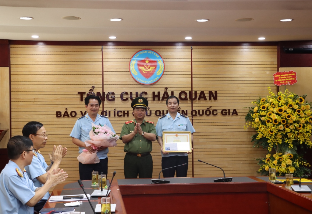 Tặng Huân chương Chiến công cho một số cá nhân và Đội 5 thuộc Cục Điều tra chống buôn lậu