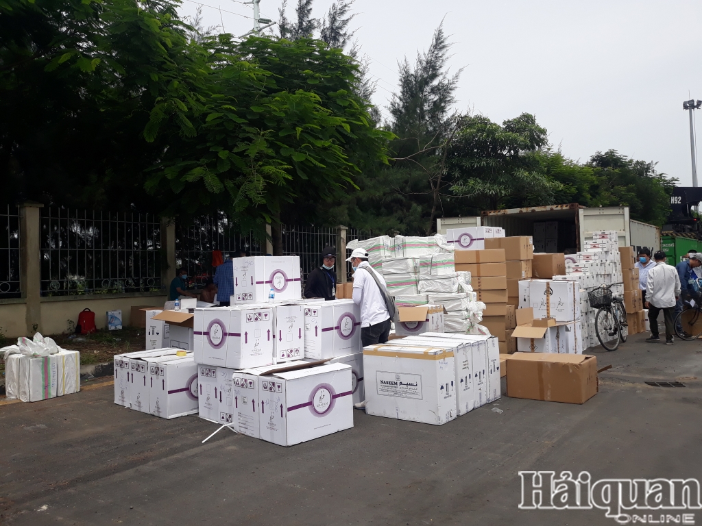 Hình ảnh container 40 feet chứa 15.000 hộp nước hoa và 50 kg nhụy hoa nghệ tây được thu giữ tại cảng Hải Phòng