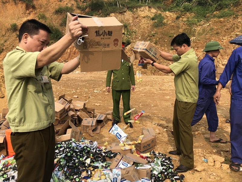 Lào Cai: Bắt nhiều hàng giả mạo xuất xứ, thực phẩm không rõ nguồn gốc lao cai bat nhieu hang gia mao xuat xu thuc pham khong ro nguon goc