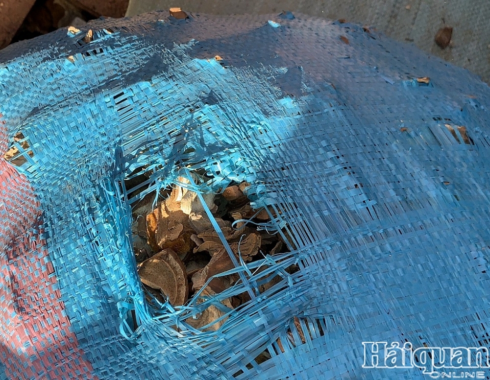 Bắt gần nửa triệu bao thuốc lá ngoại và hàng chục tấn nghi dược liệu tại Móng Cái