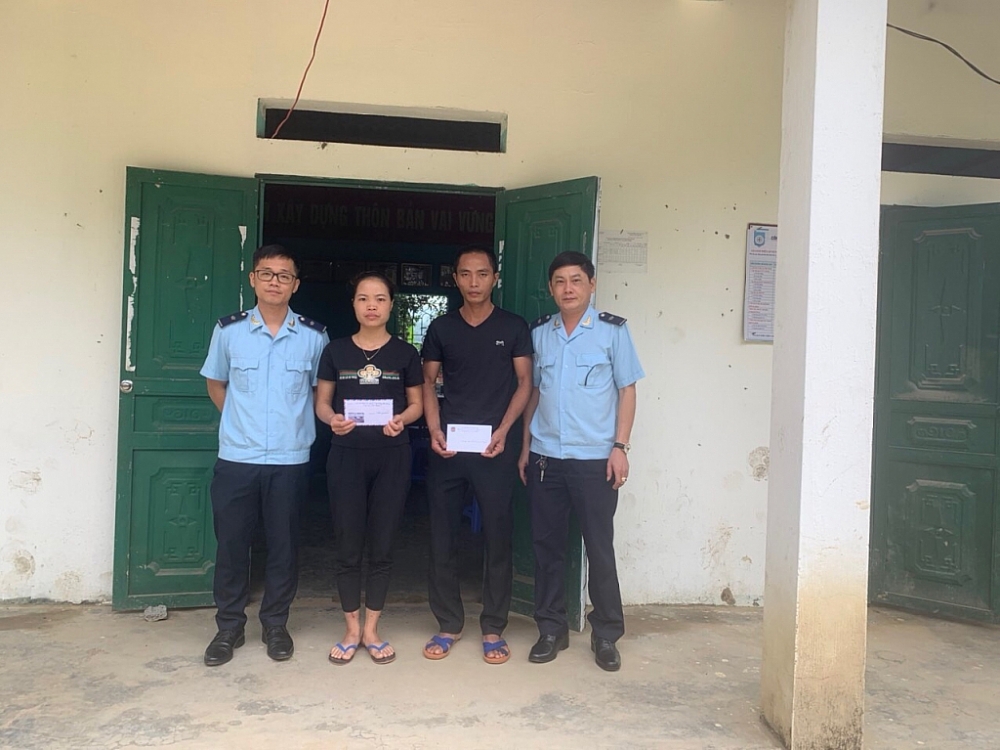 Thanh niên Hải quan tặng quà tại huyện biên giới Lào Cai