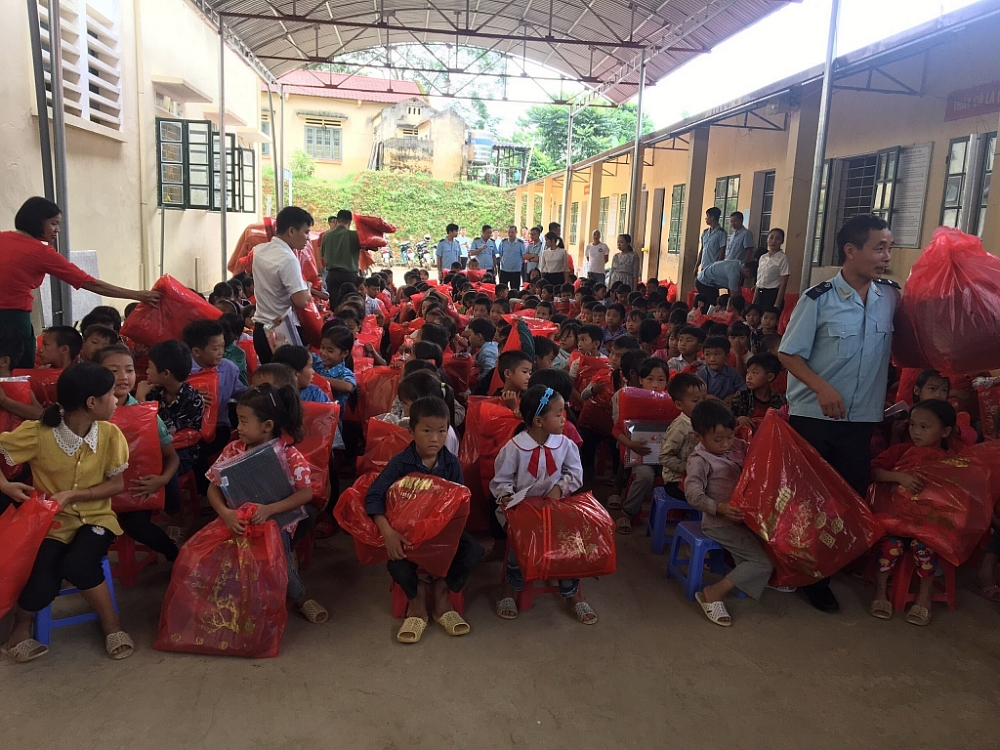 Thanh niên Hải quan tặng quà tại huyện biên giới Lào Cai
