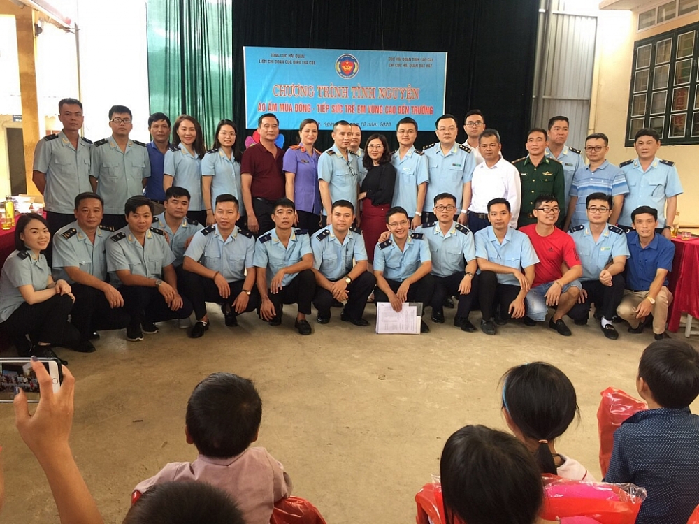 Thanh niên Hải quan tặng quà tại huyện biên giới Lào Cai