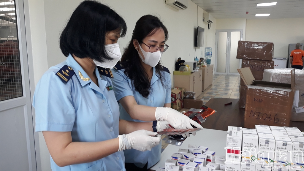 Cận cảnh vụ bắt giữ 17.000 viên thuốc điều trị Covid-19, điều trị ung thư nhập lậu