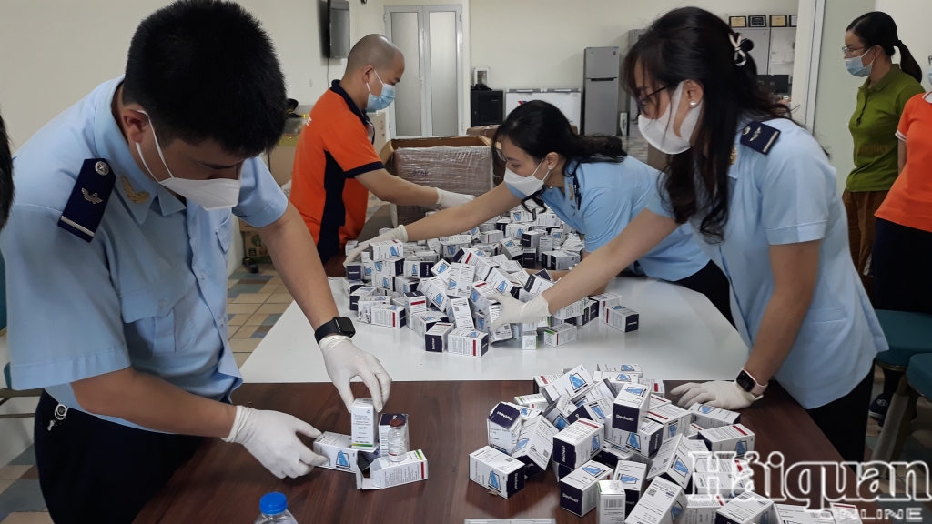 Cận cảnh vụ bắt giữ 17.000 viên thuốc điều trị Covid-19, điều trị ung thư nhập lậu