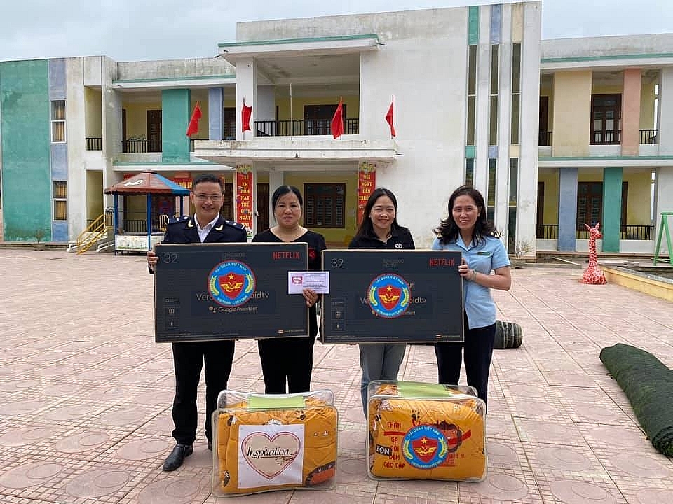 Công chức hải quan và hành trình thiện nguyện về vùng lũ miền Trung!