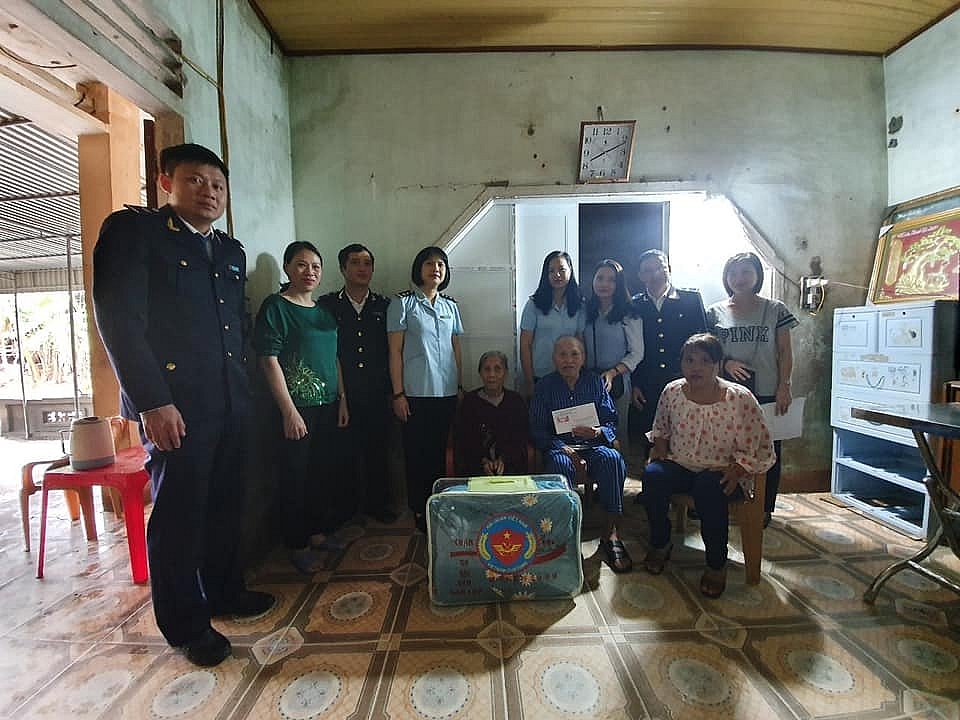 Công chức hải quan và hành trình thiện nguyện về vùng lũ miền Trung!
