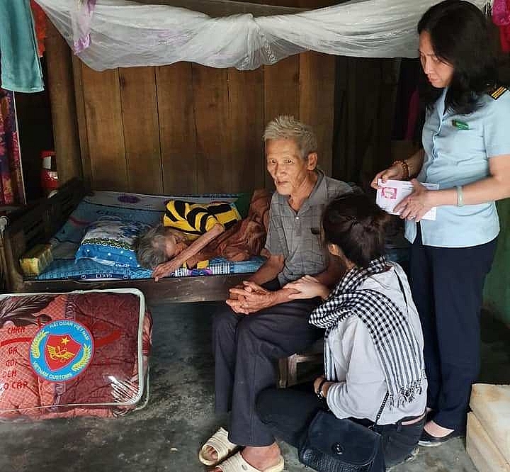 Công chức hải quan và hành trình thiền nguyện về vùng lũ miền Trung!