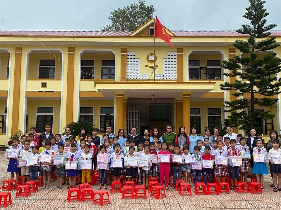 Công chức hải quan và hành trình thiện nguyện về vùng lũ miền Trung!