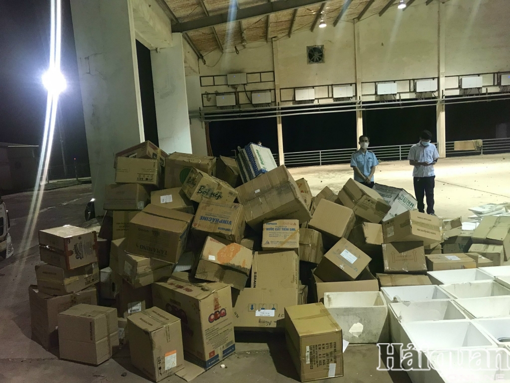 Buôn lậu 24 tấn hàng Nhật Bản, tráo đổi bằng… bát hương