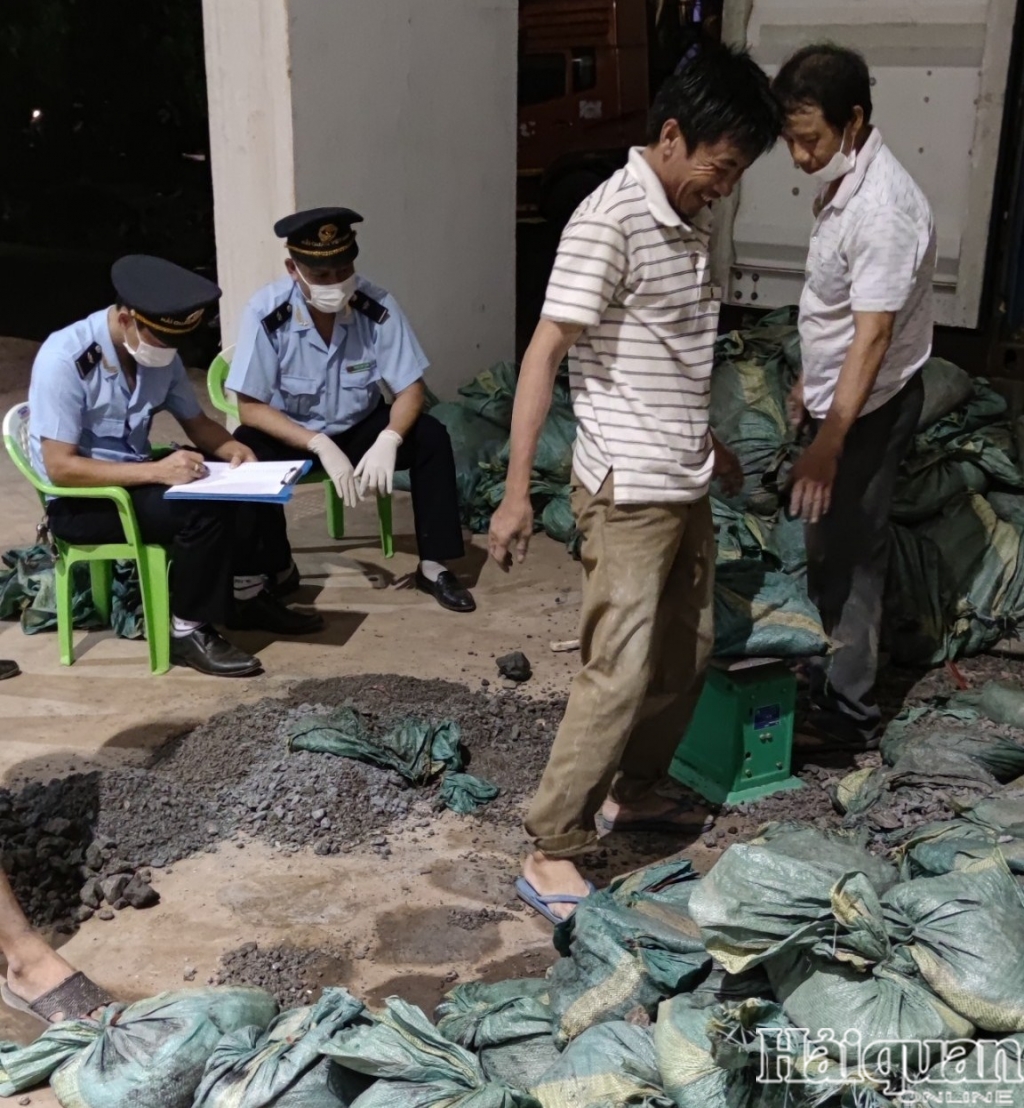 Buôn lậu 24 tấn hàng Nhật Bản, tráo đổi bằng… bát hương