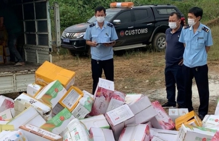 Hải quan Lào Cai tiêu hủy 2 tạ bánh quy có chữ Trung Quốc