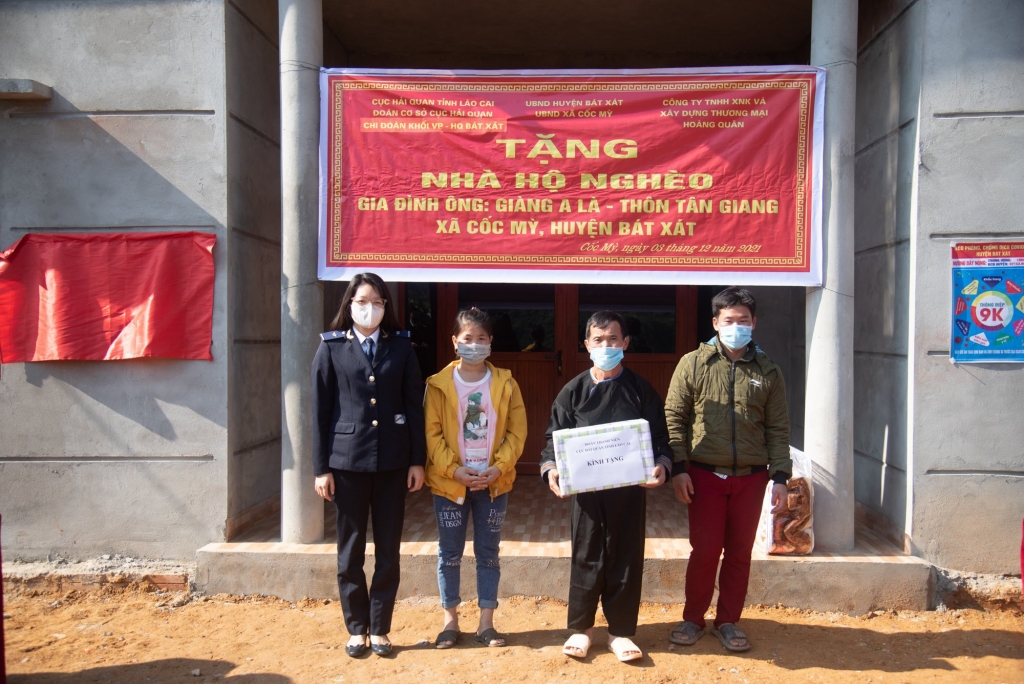 Lào Cai: Hải quan Bát Xát tặng nhà tình nghĩa cho hộ nghèo