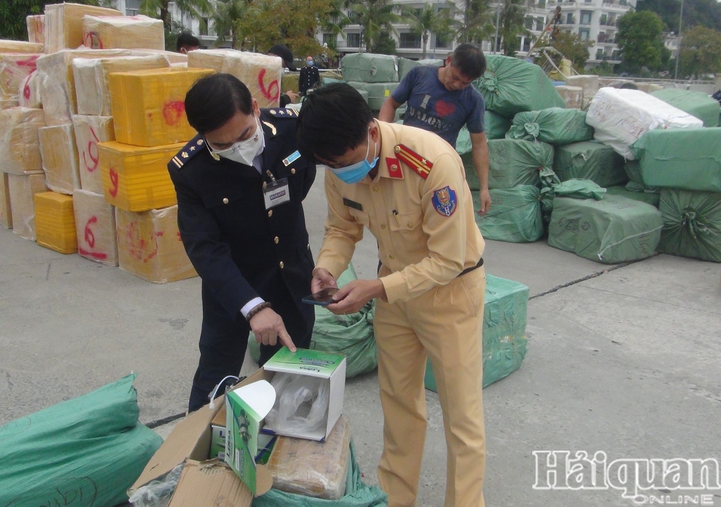 Hình ảnh hàng lậu trên tàu gỗ vừa bị bắt giữ trên Vịnh Bắc bộ