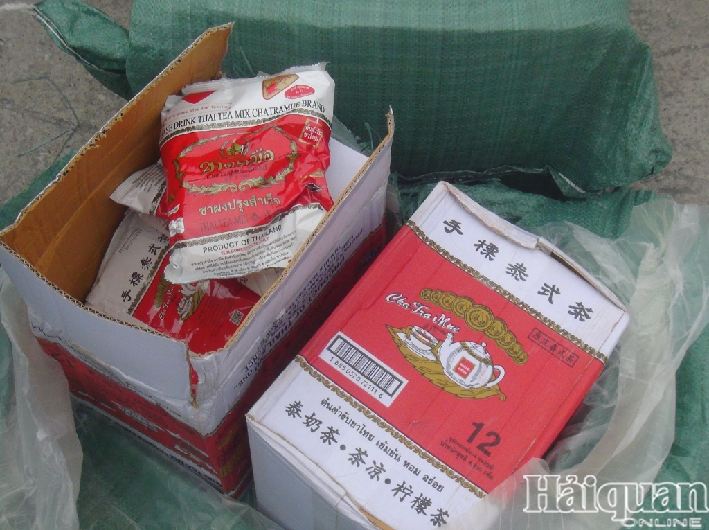 Hình ảnh hàng lậu trên tàu gỗ vừa bị bắt giữ trên Vịnh Bắc bộ