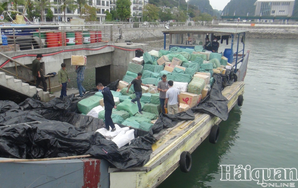 Hình ảnh hàng lậu trên tàu gỗ vừa bị bắt giữ trên Vịnh Bắc bộ