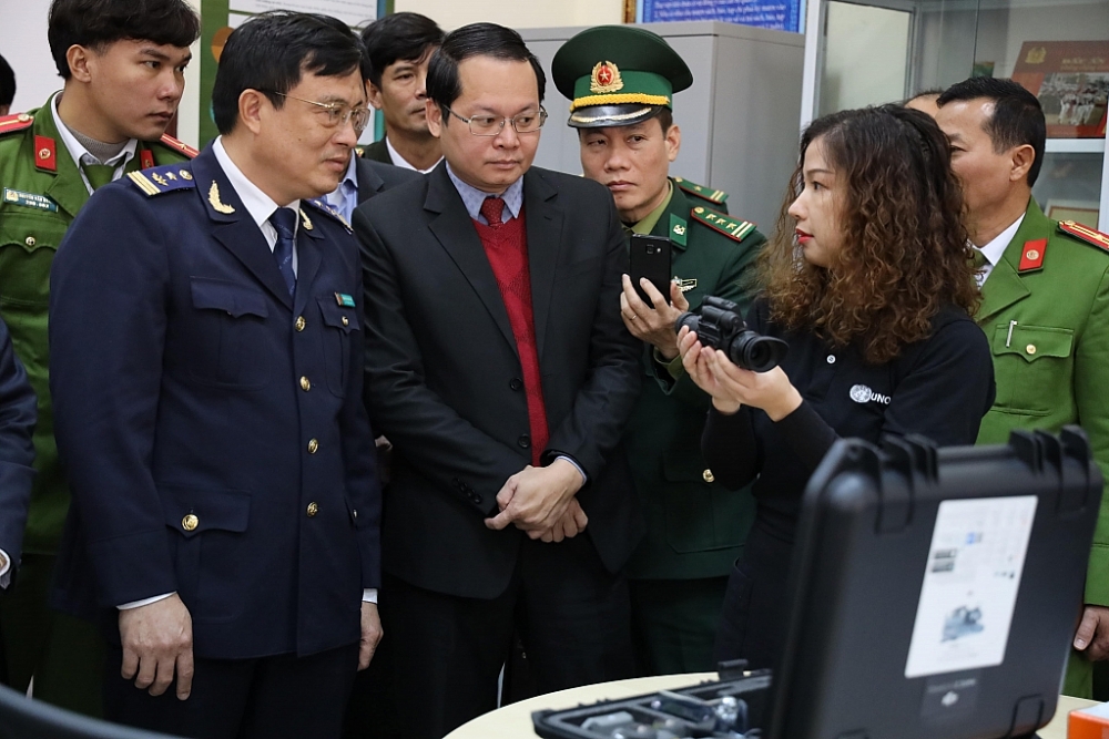 Các đại biểu tham quan văn phòng BLO tại Quảng Bình.