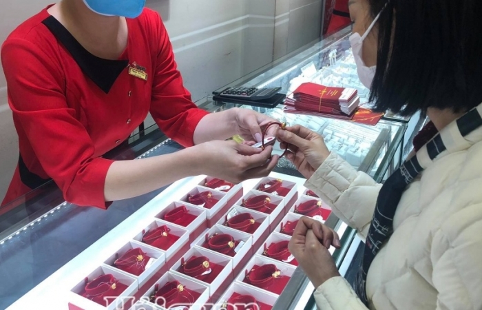 Thần Tài đi, giá vàng cũng rơi theo