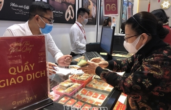 Giá vàng thế giới quay đầu tăng, nhưng vẫn “thua xa” giá vàng trong nước