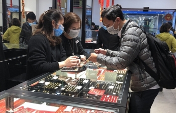 USD tiếp tục tăng mạnh, giá vàng trong nước vẫn ngược chiều thế giới