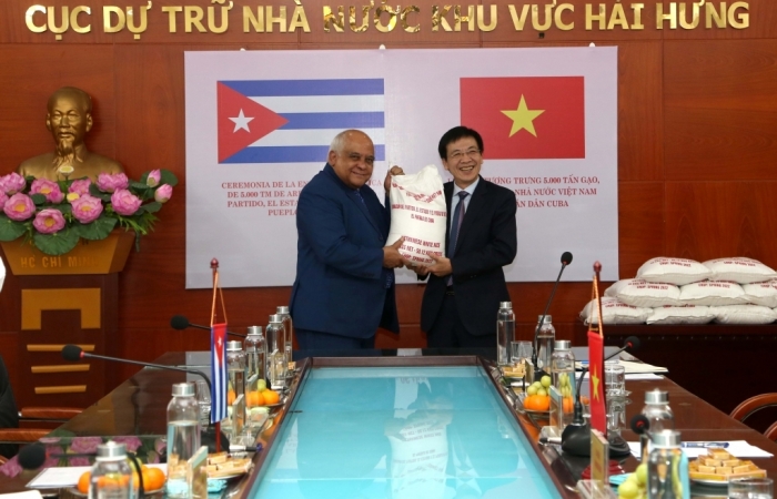 Việt Nam trao tặng 5.000 tấn gạo cho nhân dân Cuba