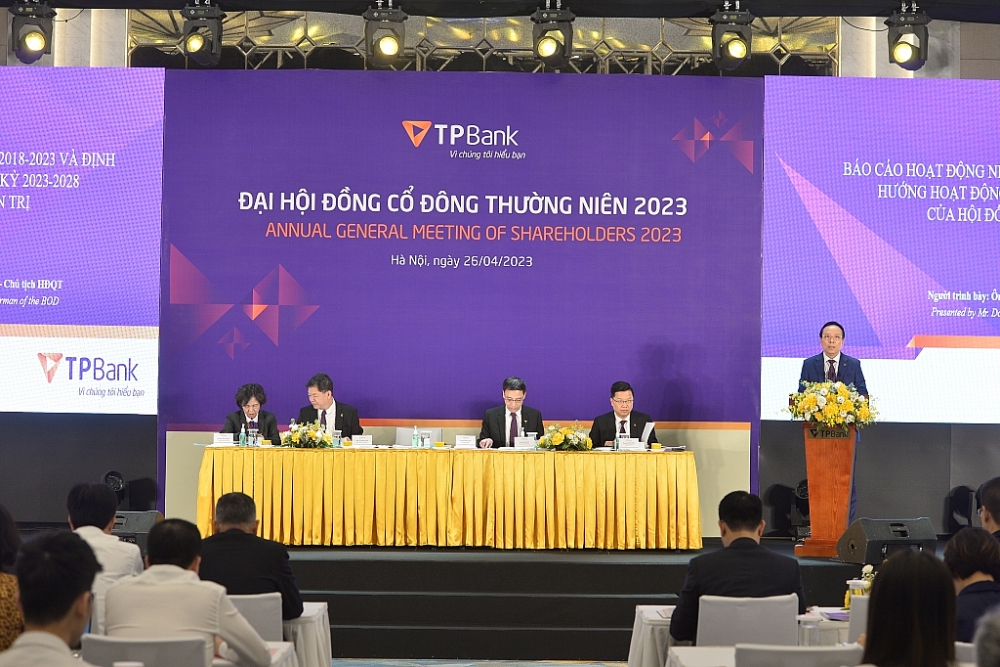 Chủ tịch HĐQT TPBank Đỗ Minh Phú phát biểu tại ĐHĐCĐ. Chủ tịch HĐQT TPBank Đỗ Minh Phú phát biểu tại ĐHĐCĐ.
