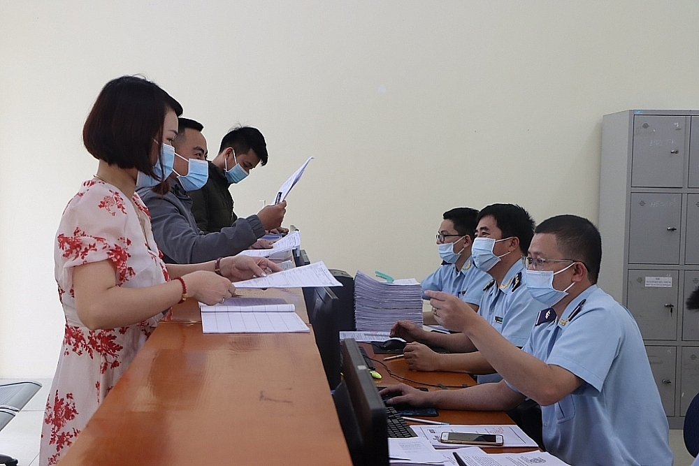 Công chức Hải quan Vũng Áng hướng dẫn doanh nghiệp làm thủ tục hải quan. Ảnh: H.Nụ
