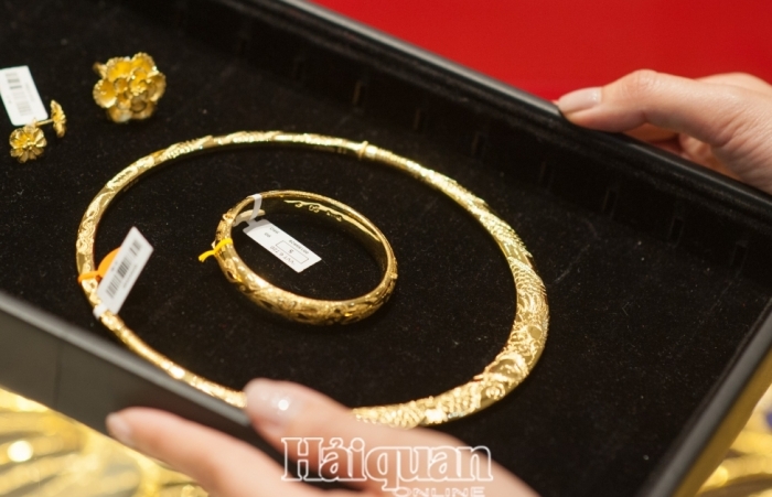 Căng thẳng leo thang, USD trượt dốc, vàng lại bật tăng