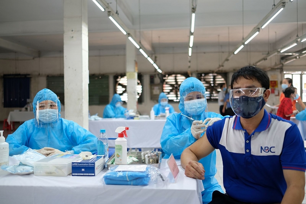 Tổng Công ty May Nhà Bè – NBC (thuộc Vinatex) đã tổ chức tiêm vắc xin Covid 19 cho toàn thể 3000 lao động. Ảnh: NBC